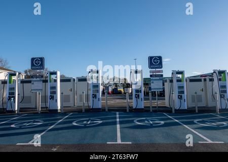 Elektrische Ladestationen an der South bound Watford Gap Motorway Services an der M1 in der Nähe des Dorfes Watford, Northamptonshire, England. Stockfoto