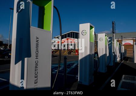 Elektrische Ladestationen an der South bound Watford Gap Motorway Services an der M1 in der Nähe des Dorfes Watford, Northamptonshire, England. Stockfoto