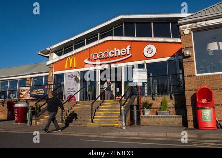 Der Watford Gap Motorway Services in südlicher Richtung an der M1 in der Nähe des Dorfes Watford, Northamptonshire, England. Quelle: SMP News / Alamy Live News Stockfoto