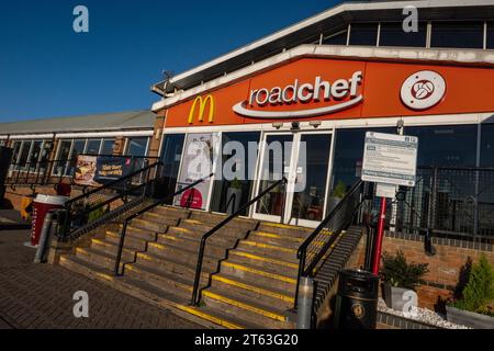 Der Watford Gap Motorway Services in südlicher Richtung an der M1 in der Nähe des Dorfes Watford, Northamptonshire, England. Quelle: SMP News / Alamy Live News Stockfoto