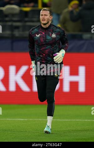 Dortmund, Deutschland. November 2023. Newcastle United Torhüter Loris Karius (18) wärmt sich am 7. November 2023 während des Spiels Borussia Dortmund FC gegen Newcastle United FC UEFA Champions League Runde 1 Gruppe F im BVB Stadion in Dortmund auf. Credit: Every Second Media/Alamy Live News Stockfoto