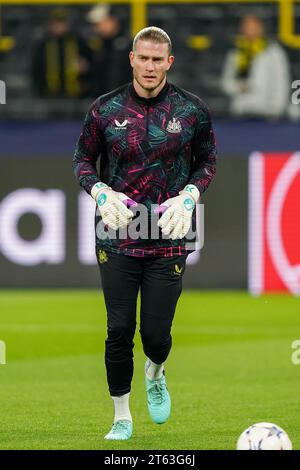 Dortmund, Deutschland. November 2023. Newcastle United Torhüter Loris Karius (18) wärmt sich am 7. November 2023 während des Spiels Borussia Dortmund FC gegen Newcastle United FC UEFA Champions League Runde 1 Gruppe F im BVB Stadion in Dortmund auf. Credit: Every Second Media/Alamy Live News Stockfoto