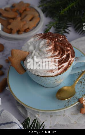 Heiße Schokolade mit Schlagsahne und Lebkuchenkeksen, Kakao, Weihnachtsgeschenke Stockfoto