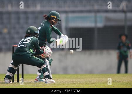 Im zweiten ODI im Sher-e-Bangla National Cricket Stadium i schlägt Nigar Sultana Joty gegen Pakistan Stockfoto