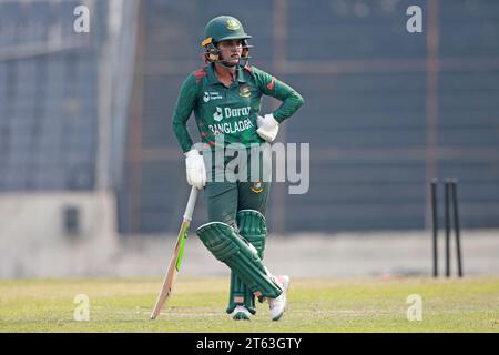 Im zweiten ODI im Sher-e-Bangla National Cricket Stadium i schlägt Nigar Sultana Joty gegen Pakistan Stockfoto