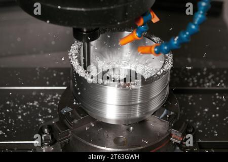 CNC-Fräsmaschine für Metallbearbeitung. Metallschneiden, moderne Verarbeitungstechnologie. Industrielle Hochpräzisionsmetallbearbeitung mit CNC-Vertikalfräser. Stockfoto