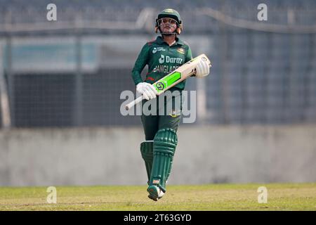 Im zweiten ODI im Sher-e-Bangla National Cricket Stadium i schlägt Nigar Sultana Joty gegen Pakistan Stockfoto