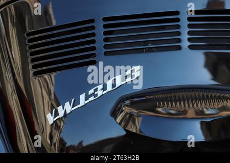 Deutschland, Jahr 1972, Volkswagen Beetle Metallic Emblem Modell VW1303, Oldtimer, Detail Stockfoto