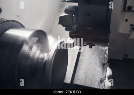 CNC-Drehmaschine Metallteile werden zum Anfasen ausgeschnitten. Hightech-Metallbearbeitung auf einer CNC-Drehmaschine. Stockfoto