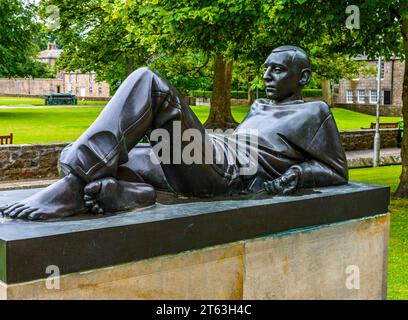 Jugend mit Split Apple, eine Skulptur von Kenny Hunter, 2005. Bronze. An der University of Aberdeen, Old Aberdeen, Schottland, Großbritannien Stockfoto