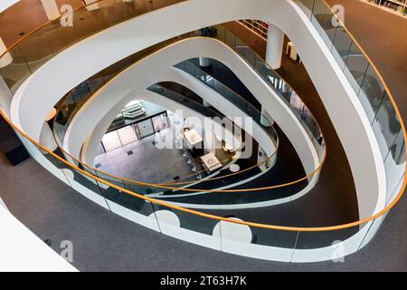 Blick hinunter auf das zentrale Atrium des Sir Duncan Rice Library Gebäudes, Aberdeen University, Schottland, Großbritannien. Architekt: Schmidt Hammer Lassen, 2011. Stockfoto