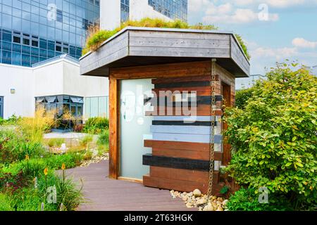 Der Pavillon Shelter on the Roof Garden in Aberdeen Royal Infirmary, Schottland, Großbritannien. Design: Nigel Dunnett. Eröffnet von Königin Elisabeth II., 2017 Stockfoto