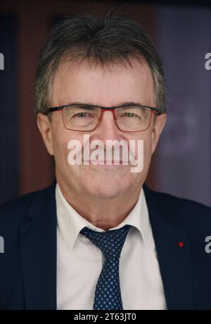 Paris, Frankreich. November 2023. Philippe Brassac, CEO von Credit Agricole, erscheint am 8. November 2023 für ein Interview bei BFM Business in Paris, Frankreich Foto: Alain Apaydin/ABACAPRESS.COM Credit: Abaca Press/Alamy Live News Stockfoto