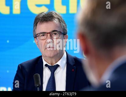 Paris, Frankreich. November 2023. Philippe Brassac, CEO von Credit Agricole, erscheint am 8. November 2023 für ein Interview bei BFM Business in Paris, Frankreich Foto: Alain Apaydin/ABACAPRESS.COM Credit: Abaca Press/Alamy Live News Stockfoto