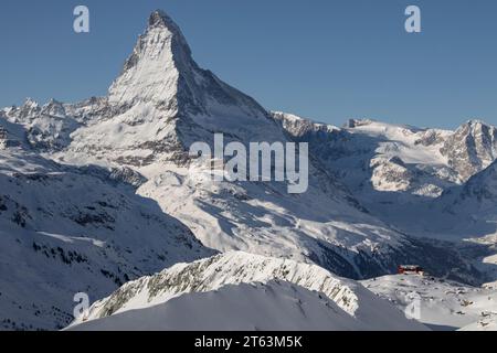 Malerischer Blick auf die Bergkette mit schneebedeckten Felsen unter klarem blauem Himmel an sonnigen Tagen im Winter Stockfoto