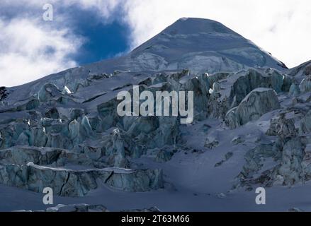 Malerischer Blick auf Eisformationen auf schneebedeckten Bergen gegen Himmel im Winter Stockfoto