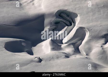 Vollformataufnahme einer leeren, schneebedeckten Landschaft mit abstraktem Muster am Wintertag Stockfoto