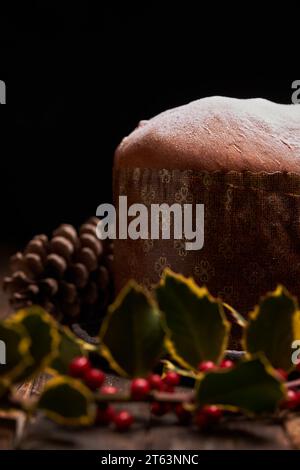 Aus nächster Nähe eine traditionelle Panettone-Platte, die ihre strukturierte Oberfläche mit einem sanften Spritzer Puderzucker zeigt und ihre handwerkliche Qualität unterstreicht Stockfoto