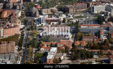 Drohnenansicht des biomedizinischen Forschungszentrums, umgeben von Wohngebäuden in der Stadt Pamplona; Navarra; Spanien Stockfoto