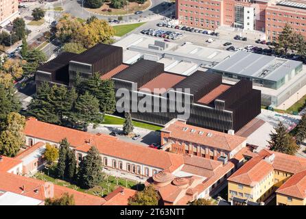 Drohnenansicht des biomedizinischen Forschungszentrums und der Wohngebäude in der Stadt Pamplona; Navarra; Spanien Stockfoto