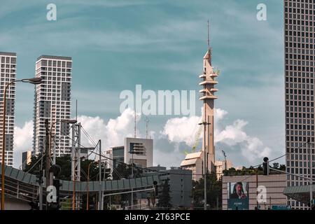 Tel Aviv, Israel - 4. Oktober 2023 - der Marganit Tower ist ein Wolkenkratzer in HaKirya, Tel Aviv, Israel. Das Gebäude wurde 1987 fertiggestellt und hat eine Höhe von 138 m Stockfoto