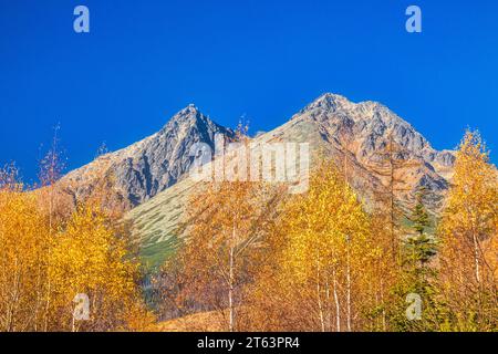 Lomnica Peak in der Herbstsaison. Der zweithöchste Gipfel der Hohen Tatra in der Slowakei, Europa. Stockfoto