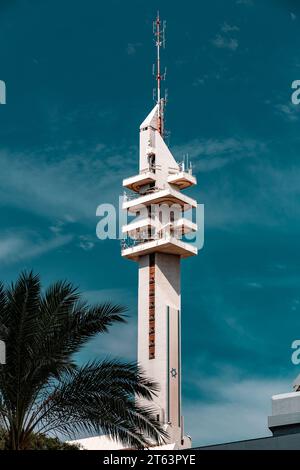 Tel Aviv, Israel - 4. Oktober 2023 - der Marganit Tower ist ein Wolkenkratzer in HaKirya, Tel Aviv, Israel. Das Gebäude wurde 1987 fertiggestellt und hat eine Höhe von 138 m Stockfoto