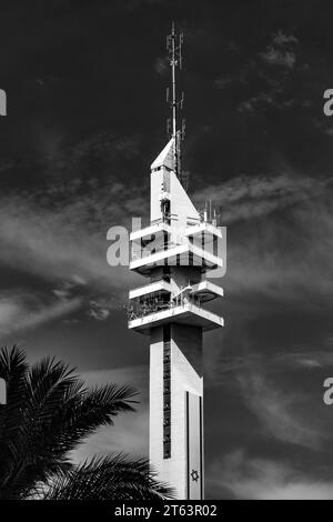 Tel Aviv, Israel - 4. Oktober 2023 - der Marganit Tower ist ein Wolkenkratzer in HaKirya, Tel Aviv, Israel. Das Gebäude wurde 1987 fertiggestellt und hat eine Höhe von 138 m Stockfoto