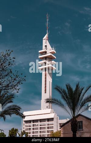 Tel Aviv, Israel - 4. Oktober 2023 - der Marganit Tower ist ein Wolkenkratzer in HaKirya, Tel Aviv, Israel. Das Gebäude wurde 1987 fertiggestellt und hat eine Höhe von 138 m Stockfoto