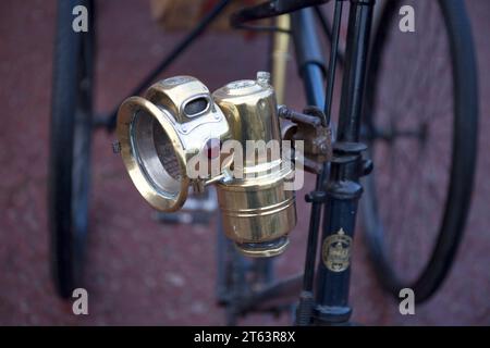 Historische Messing Fahrradlampe London zum Brighton Veteran Car Run Concours Marlborough Road St James's London Stockfoto