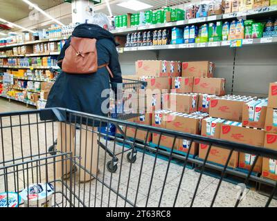 Marktkau - Einkauf zu Zeiten von Inflation und Krieg in der Ukraine Marktkauf - Einkauf in einem Supermarkt oder Discounter *** Marktkau Shopping in Zeiten von Inflation und Krieg in der Ukraine Marktkauf Shopping in einem Supermarkt oder Discounter Credit: Imago/Alamy Live News Stockfoto