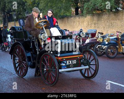 Teilnehmer 42 1900 Daimler London zum Brighton Veteran Car Run Concours Marlborough Road St James's London Stockfoto