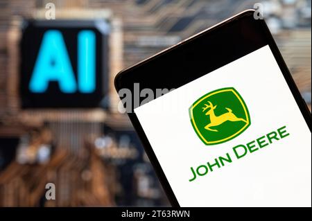 3. November 2023, China: In dieser Fotoabbildung zeigt John Deere das amerikanische Unternehmen, das Landmaschinen, schwere Maschinen und Forstmaschinen herstellt, auch bekannt als Deere & Company (NYSE: DE), Logo auf einem Smartphone mit einem Chip für künstliche Intelligenz (KI) und Symbol im Hintergrund. (Credit Image: © Budrul Chukrut/SOPA Images via ZUMA Press Wire) NUR REDAKTIONELLE VERWENDUNG! Nicht für kommerzielle ZWECKE! Stockfoto