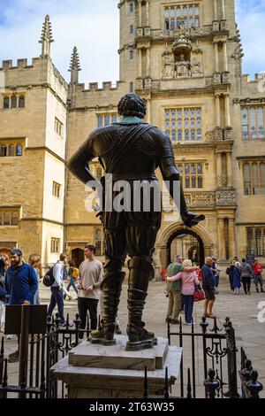 Statue von William Herbert, Earl of Pembroke, mit Blick auf die Divinity School und die Bodleian Library in Oxford, England, Großbritannien Stockfoto