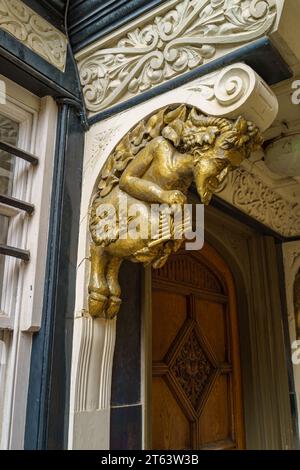 Hölzerne geschnitzte Pfannenfigur an einer Tür, Brasenose College, St Mary's Passage, Oxford. Er soll CS Lewis Narnia-Serie inspiriert haben Stockfoto