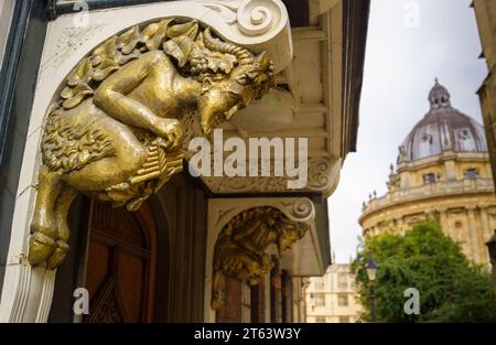 Hölzerne geschnitzte Pfannenfigur an einer Tür, Brasenose College, St Mary's Passage, Oxford. Er soll CS Lewis Narnia-Serie inspiriert haben Stockfoto