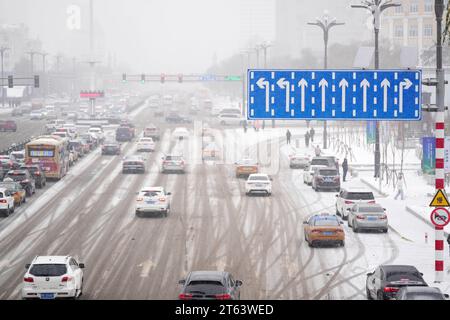 Harbin, Chinas Provinz Heilongjiang. November 2023. Fahrzeuge bewegen sich im Schnee in Harbin, nordöstlich Chinas Provinz Heilongjiang, 8. November 2023. Quelle: Wang Jianwei/Xinhua/Alamy Live News Stockfoto