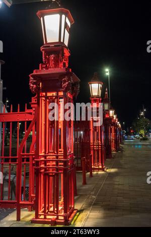 Roter schmiedeeiserner Zaun und Tore in der Nähe des Historic Ferry Building in Auckland, Neuseeland. Stockfoto