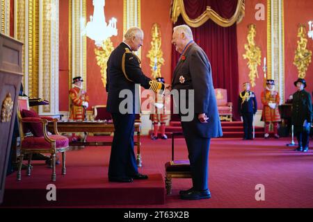 Sir Terence Waite, Mitbegründer und Präsident von Geisel International, wird von König Karl III. Im Londoner Buckingham Palace zum Knight Commander of the St Michael and St George ernannt. Die Ehre würdigt Verdienste um die Wohltätigkeit und die humanitäre Arbeit. Bilddatum: Mittwoch, 8. November 2023. Stockfoto