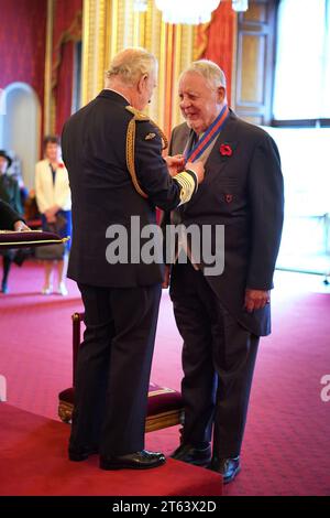 Sir Terence Waite, Mitbegründer und Präsident von Geisel International, wird von König Karl III. Im Londoner Buckingham Palace zum Knight Commander of the St Michael and St George ernannt. Die Ehre würdigt Verdienste um die Wohltätigkeit und die humanitäre Arbeit. Bilddatum: Mittwoch, 8. November 2023. Stockfoto