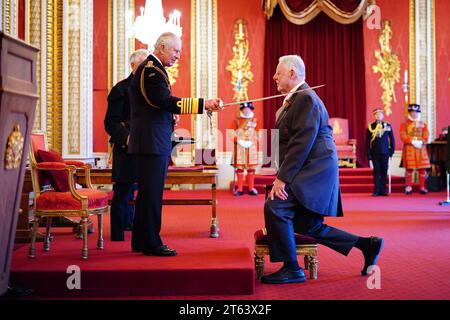 Sir Terence Waite, Mitbegründer und Präsident von Geisel International, wird von König Karl III. Im Londoner Buckingham Palace zum Knight Commander of the St Michael and St George ernannt. Die Ehre würdigt Verdienste um die Wohltätigkeit und die humanitäre Arbeit. Bilddatum: Mittwoch, 8. November 2023. Stockfoto