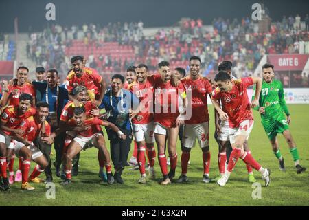 Die Spieler der Bashundhara Kings feiern, nachdem sie im AFC Cup 2023-24 in der Gruppe D in der Bashundhara Kings Arena gegen Mohun Bagan gewonnen haben Stockfoto