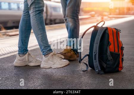 Reisender mit Rucksack, der am Bahnhof auf einen Zug wartet. Die Frau hat den Zug verpasst. Reisekonzept. Stockfoto