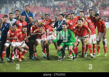 Die Spieler der Bashundhara Kings feiern, nachdem sie im AFC Cup 2023-24 in der Gruppe D in der Bashundhara Kings Arena gegen Mohun Bagan gewonnen haben Stockfoto