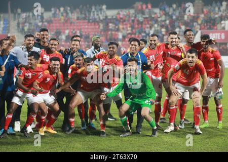 Die Spieler der Bashundhara Kings feiern, nachdem sie im AFC Cup 2023-24 in der Gruppe D in der Bashundhara Kings Arena gegen Mohun Bagan gewonnen haben Stockfoto