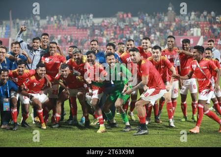 Die Spieler der Bashundhara Kings feiern, nachdem sie im AFC Cup 2023-24 in der Gruppe D in der Bashundhara Kings Arena gegen Mohun Bagan gewonnen haben Stockfoto