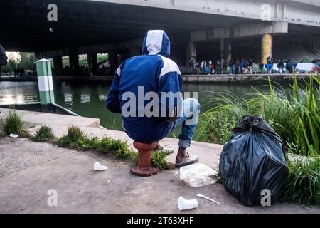 Michael Bunel/Le Pictorium - Exil im Land der Menschenrechte - 30/05/2018 - Frankreich/Ile-de-France (Region)/Paris - Ein sudanesischer Flüchtling beobachtet Migranten auf der anderen Plattform. Er hält eine Mülltonne mit seinem Zelt. Demontage des -Milleniär- Lagers. Dies ist die 35. Demontage in Paris in den letzten drei Jahren. Die Menschen sollen in Unterkunftszentren gebracht werden, während ihre administrative Situation untersucht wird. Im Oktober 2015 legte die Gemeinde achtzehn Verpflichtungen in einem Dokument mit dem Titel "Mobilisierung der Pariser Gemeinschaft zur Aufnahme von Flüchtlingen" vor. Das Dokum Stockfoto