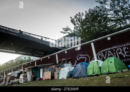 Michael Bunel/Le Pictorium - Exil im Land der Menschenrechte - 03/10/2019 - Frankreich/Ile-de-France (Region)/Paris - Ansicht eines Teils des Lagers Porte d'Aubervilliers. Flüchtlinge haben ein Lager in den Blumenbeeten am Stadtrand von Paris aufgebaut. Das Camp besteht aus Zelten und Holzhütten und beherbergt schätzungsweise 1.500 Menschen. Im Oktober 2015 legte die Gemeinde achtzehn Verpflichtungen in einem Dokument mit dem Titel "Mobilisierung der Pariser Gemeinschaft zur Aufnahme von Flüchtlingen" vor. Das Dokument beginnt mit diesem Satz: "Paris wird sich, wie andere Flüchtlingsstädte, der Herausforderung stellen, den Mann aufzunehmen Stockfoto