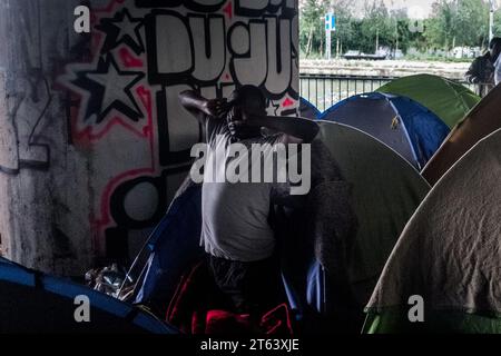 Michael Bunel/Le Pictorium - Exil im Land der Menschenrechte - 30/05/2018 - Frankreich/Ile-de-France (Region)/Paris - im Oktober 2015 legte die Gemeinde achtzehn Verpflichtungen in einem Dokument mit dem Titel "Mobilisierung der Pariser Gemeinschaft zur Aufnahme von Flüchtlingen" vor. Das Dokument beginnt mit diesem Satz: "Paris wird sich wie andere Flüchtlingsstädte der Herausforderung stellen, die vielen Migranten aufzunehmen, die derzeit in Europa ankommen." Ein Jahr später, und da die Stadt Paris bereits Schwierigkeiten hat, ihre Zusagen zu erfüllen, hat die Demontage des Calais-Dschungels im Oktober 2016 dazu geführt, dass einige Flüchtlinge zurückkehren Stockfoto