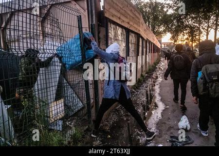 Michael Bunel/Le Pictorium - Exil im Land der Menschenrechte - 03/10/2019 - Frankreich/Ile-de-France (Region)/Paris - während einer Operation zur Unterbringung von Flüchtlingen in Lagern im Norden von Paris versuchen einige Männer, der Polizei zu entkommen. Illegale Einwanderer und Flüchtlinge meiden aus Angst vor einer Deportation Zuflucht. Paris, Frankreich. Oktober 2019. Im Oktober 2015 legte die Gemeinde achtzehn Verpflichtungen in einem Dokument mit dem Titel "Mobilisierung der Pariser Gemeinschaft zur Aufnahme von Flüchtlingen" vor. Das Dokument beginnt mit diesem Satz: "Paris wird sich, wie andere Flüchtlingsstädte, der Herausforderung stellen, die Mutter aufzunehmen Stockfoto